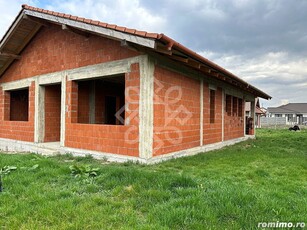 Casa la rosu de vanzare in Paleu