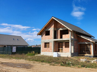 Casa la rosu in Sanpetru - zona Livada