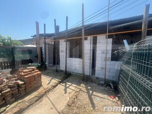 Casa la Rosu la curte comuna de vanzare in zona Ronat