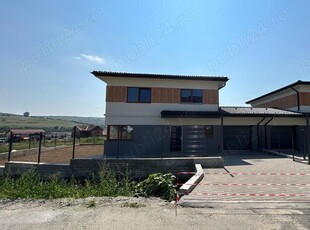 Casa tip duplex cu garaj in Chinteni