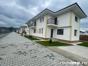 Duplex de vanzare, 120 mp utili, 240 teren, zona de case nou dezvoltata !