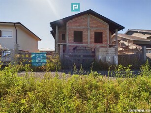 Duplex la roșu în Moșnița Nouă, în spate la Castel