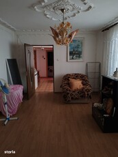 Vând apartament cu 3 camere et 3 din 4