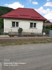 vand casa cu 3 camere , baie , bucatarie , suprafata totala 38 arii , intravilan