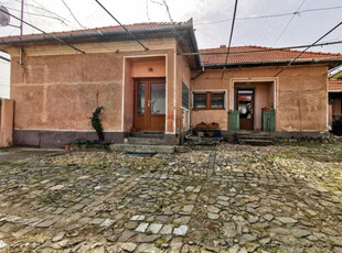 vand casa ineu 90 mp zon centrala, langa piata , curte pavata, utilitati, gradina