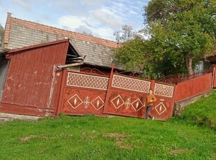 Vand casa si teren in localitatea Barcani