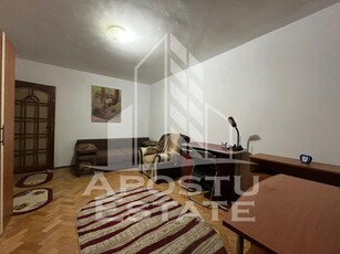 Apartament cu o camera, decomandat, etaj intermediar in zona Girocului