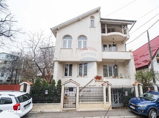 Casă / Vilă de Vânzare cu 10 Camere, 280mp, Tătărași, Str. Stejar Iași