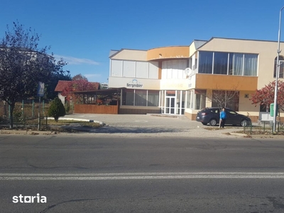 Închiriez spaţiu multifuncţional, în oraşul Mioveni, pe b-dul Dacia.