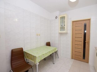 Apartament cu 3 camere de inchiriat