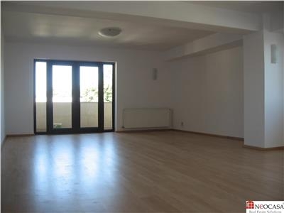 APARTAMENT DE 4 CAMERE SPATIOS, PENTRU LOCUINTA SAU FIRMA