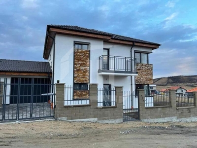 Casa cuplata, 5 camere, 205mp, garaj, priveliste, in Chinteni