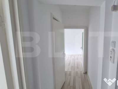 Apartament cu 3 camere, 39mp, zona Valenta