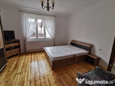 INCHIRIEZ ap.2 camere decomandat la casa,renovat,zona P ta Cluj