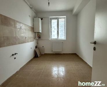 Vand apartament cu 3 camere total decomandat situat la parter inalt in