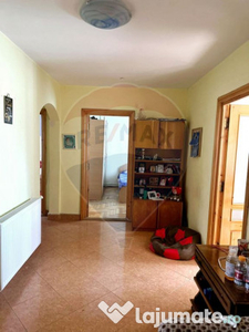 Apartament cu 3 camere de închiriat în zona Maratei