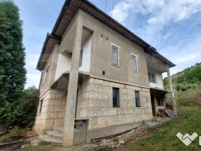 Casă individuală, finisată exterior, cu 1943 mp teren, Su