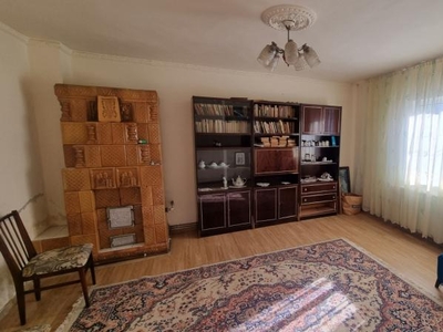 Vanzare casa cu 4 camere si teren in zona Bucov-Pleasa