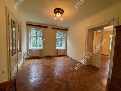 Casa individuala de vanzare in Sibiu zona Blv Victoriei/Strand compusa din 6 camere pivnita si 1150 mp teren