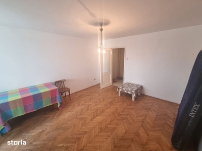 Vand apartament cu 2 camere in Floresti.