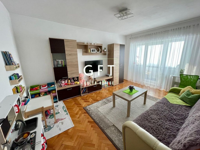 Apartament 3 camere de vanzare