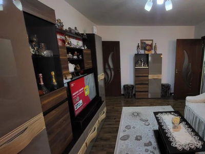 Apartament 3 camere semidecomandat- zona Noua