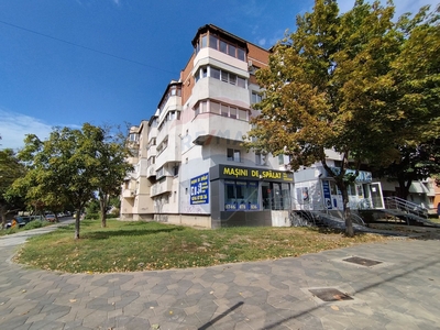 Apartament 4 camere vanzare in bloc de apartamente Bacau, Stefan cel Mare