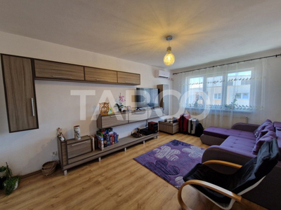 Apartament bloc cu lift 3 camere decomandat 64 mp pivnita Va