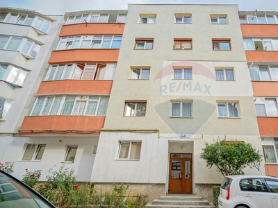 Apartament cu 3 camere de vânzare în Sacele