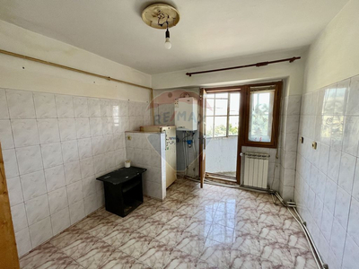 Apartament cu 3 camere de vânzare în zona Brailei