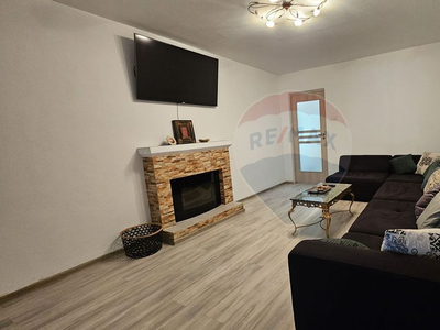 Apartament cu 3 camere de vânzare în zona Pacii