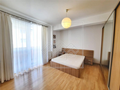 Apartament cu 3 camere si balcon - etaj intermediar - zona T