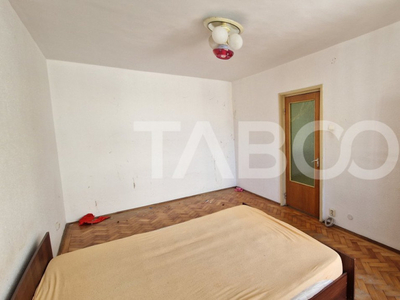 Apartament decomandat de vanzare 2 camere si balcon etaj int