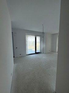 Apartament Modern cu Terasă Spațioasă:Confort pe Malul Lacului