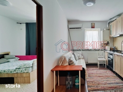 Apartament de 3 camere, Semidecomandat, zona Sesul de sus