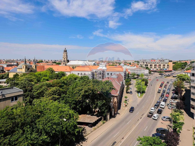 De Vânzare: Apartament Ultracentral cu 4 Camere pe Bulev...