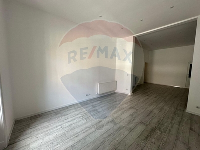 Spatiu comercial 95 mp vanzare in Bloc de apartamente, Arad, Central