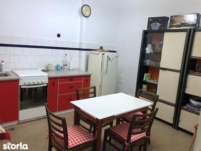 Apartament 3 camere de vanzare, Oradea, zona Universitatii