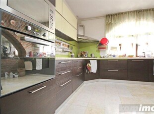 Apartament spatios cu doua camere de inchiriat la casa