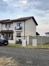 Proprietar vând jumătate de duplex cu 2 fronturi stradale la intrare în Mosnita Noua