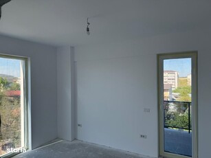 Apartament 2 Camere Curte 8 Minute de Metrou Mutare Imediata