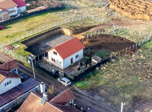 Casa cocheta langa padure, ideala pentru tineri iubitori de natura.