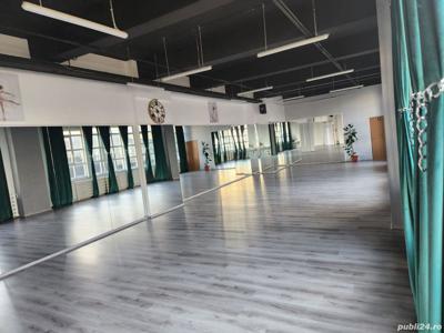 Sala open space cu parchet si oglinzi - studio dans, balet, zumba, pilates