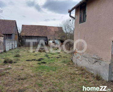 Casa veche teren 989 mp 2 fronturi toate utilitatile la poar