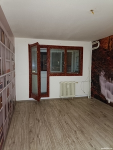 Vanzare apartament decomandat 2 camere, zona 1 decembrie