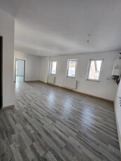 Apartament cu 3 camere, 60 mp, balcon, zona Eroilor