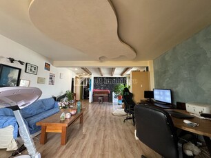 Apartament Spațios într-o Zonă Liniștită cu Parcare, Buna Ziua