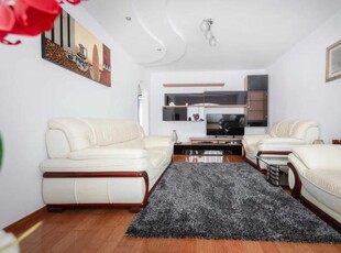 Vand apartament 4 camere la strada