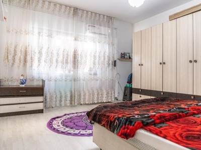 Apartament 4 camere cu 82mp curte - bd. Unirii