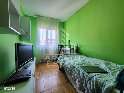 Apartament cu 3 camere, decomandat, zona Lipovei